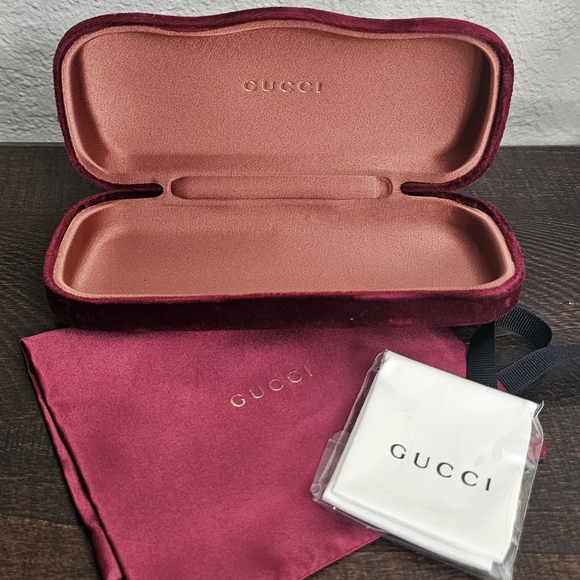 Dark red Gucci sunglasses case with dust over and lens cloth - Picture 1 of 2